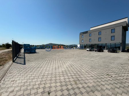  VENDESI COMMERCIALE IN VENDITA – SUPER INVESTIMENTO A BERXULLË
 Berxullë – Autostrada di Rinas
1.250 m² spazio commerciale | 3.600 m² terreno | Accesso diretto all'autostrada