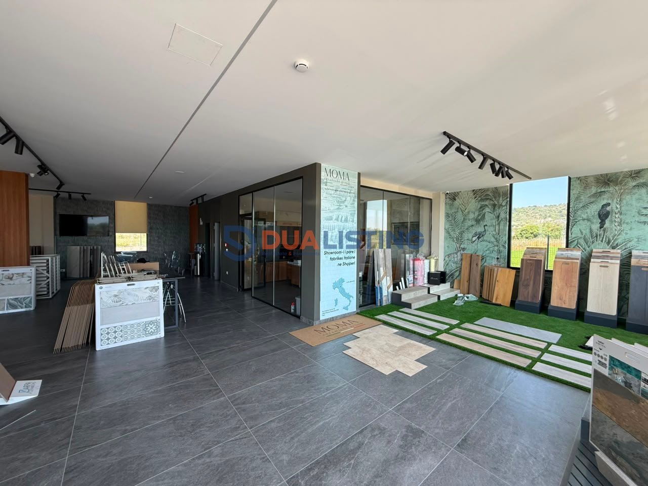 🏢 VENDESI COMMERCIALE IN VENDITA – SUPER INVESTIMENTO A BERXULLË
📍 Berxullë – Autostrada di Rinas
1.250 m² spazio commerciale | 3.600 m² terreno | Accesso diretto all'autostrada