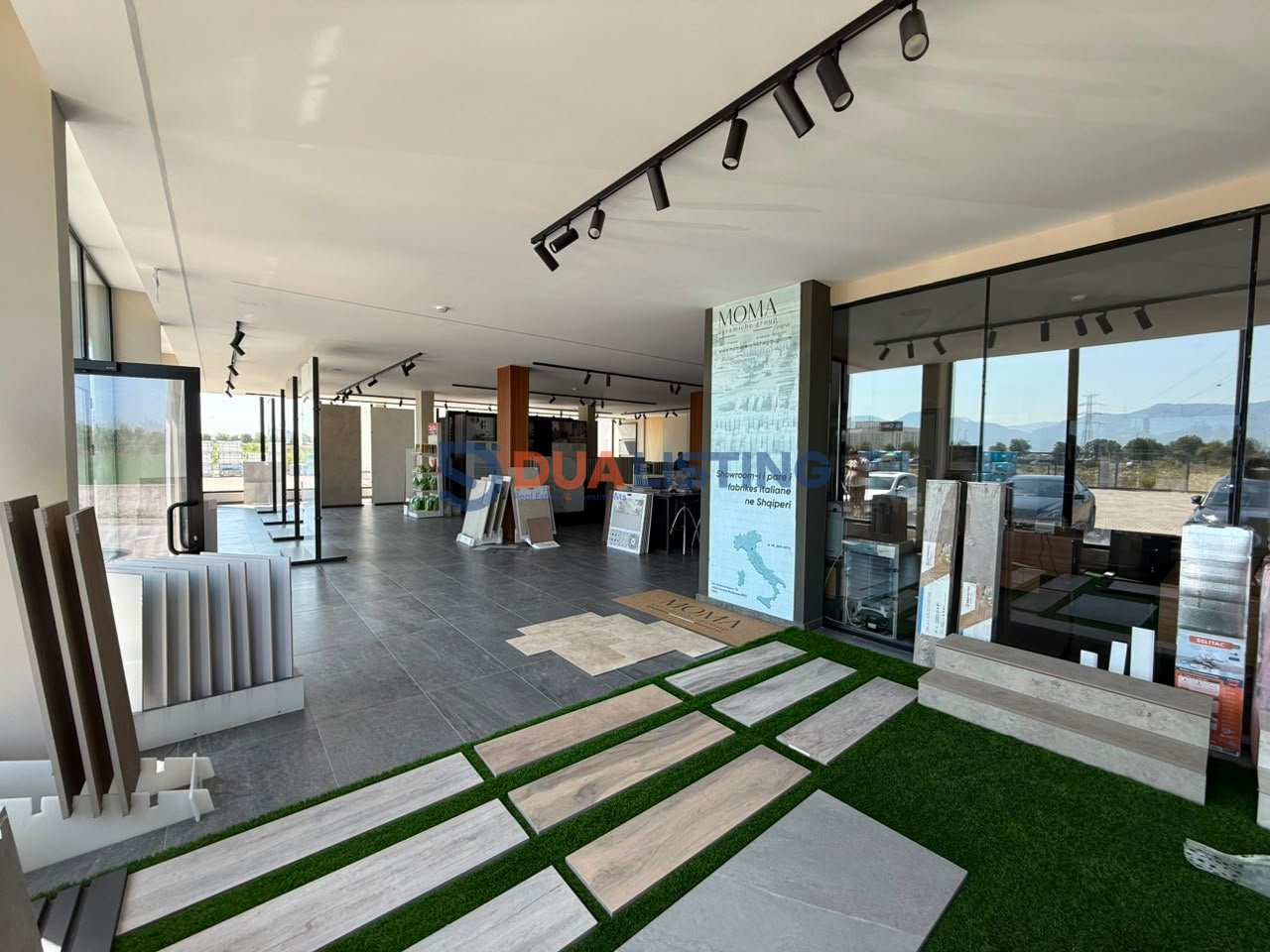 🏢 VENDESI COMMERCIALE IN VENDITA – SUPER INVESTIMENTO A BERXULLË
📍 Berxullë – Autostrada di Rinas
1.250 m² spazio commerciale | 3.600 m² terreno | Accesso diretto all'autostrada