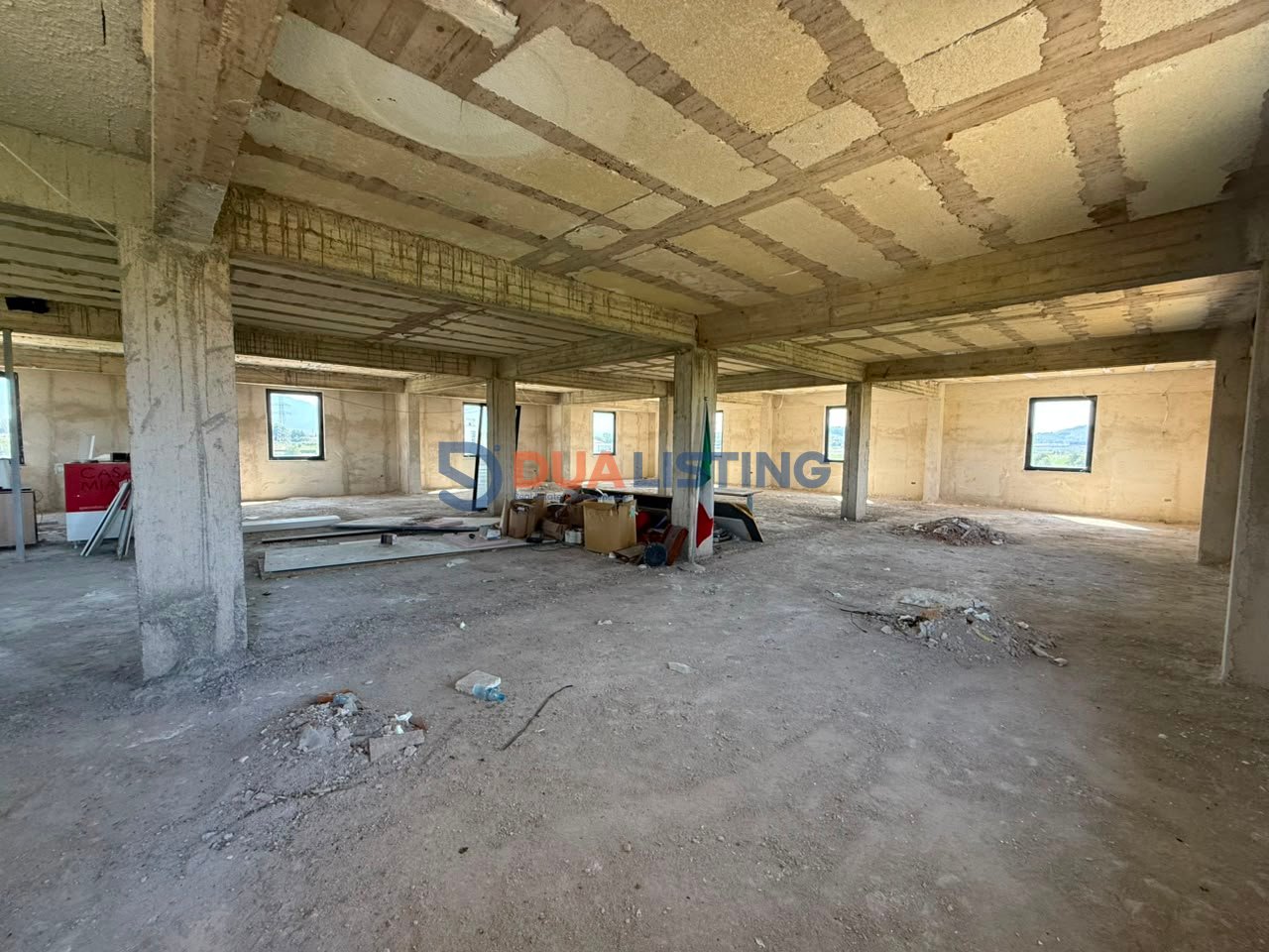 🏢 VENDESI COMMERCIALE IN VENDITA – SUPER INVESTIMENTO A BERXULLË
📍 Berxullë – Autostrada di Rinas
1.250 m² spazio commerciale | 3.600 m² terreno | Accesso diretto all'autostrada