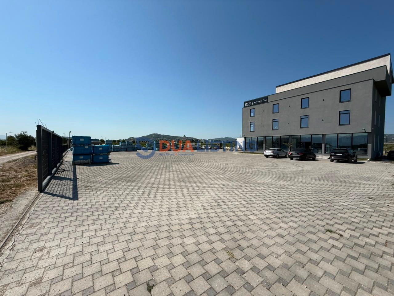 🏢 VENDESI COMMERCIALE IN VENDITA – SUPER INVESTIMENTO A BERXULLË
📍 Berxullë – Autostrada di Rinas
1.250 m² spazio commerciale | 3.600 m² terreno | Accesso diretto all'autostrada