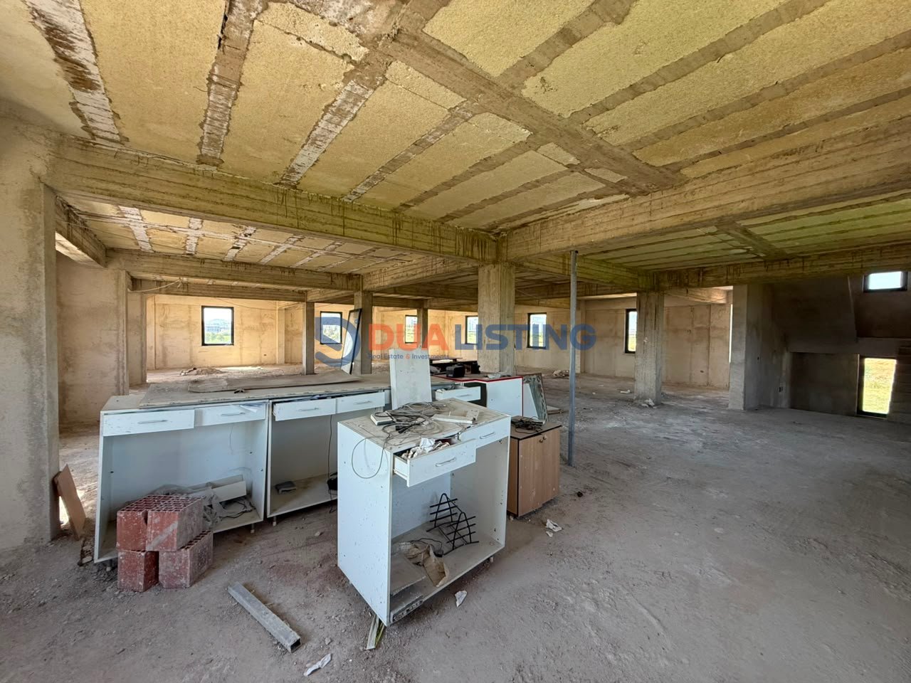 🏢 VENDESI COMMERCIALE IN VENDITA – SUPER INVESTIMENTO A BERXULLË
📍 Berxullë – Autostrada di Rinas
1.250 m² spazio commerciale | 3.600 m² terreno | Accesso diretto all'autostrada