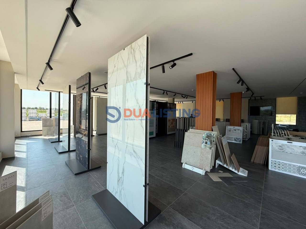 🏢 VENDESI COMMERCIALE IN VENDITA – SUPER INVESTIMENTO A BERXULLË
📍 Berxullë – Autostrada di Rinas
1.250 m² spazio commerciale | 3.600 m² terreno | Accesso diretto all'autostrada