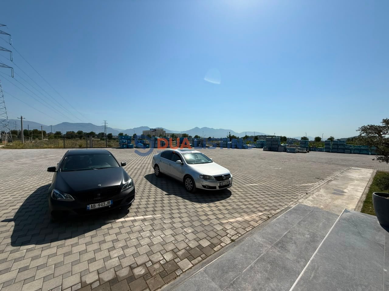 🏢 VENDESI COMMERCIALE IN VENDITA – SUPER INVESTIMENTO A BERXULLË
📍 Berxullë – Autostrada di Rinas
1.250 m² spazio commerciale | 3.600 m² terreno | Accesso diretto all'autostrada