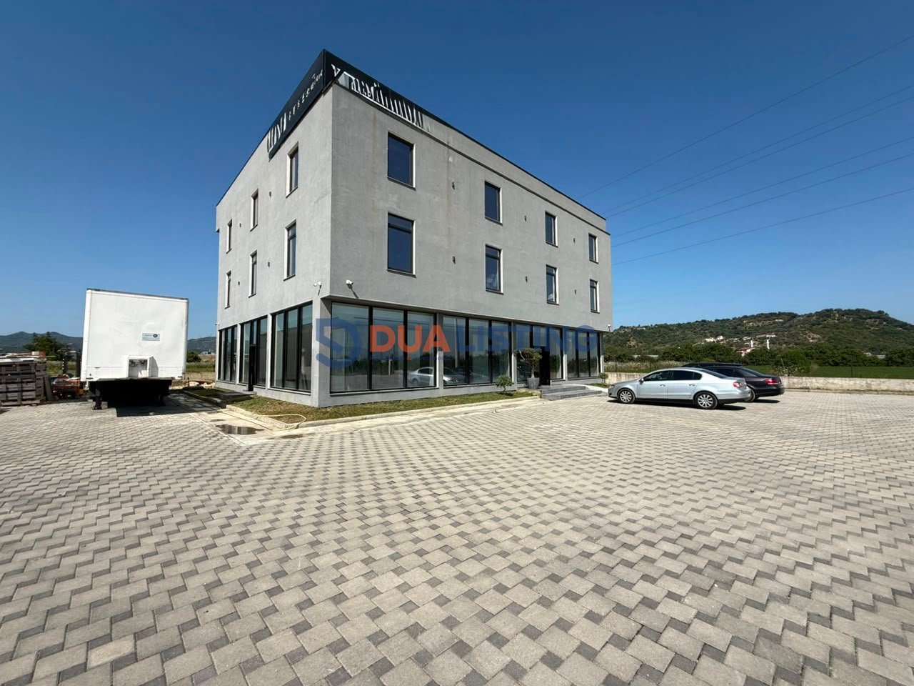 🏢 VENDESI COMMERCIALE IN VENDITA – SUPER INVESTIMENTO A BERXULLË
📍 Berxullë – Autostrada di Rinas
1.250 m² spazio commerciale | 3.600 m² terreno | Accesso diretto all'autostrada
