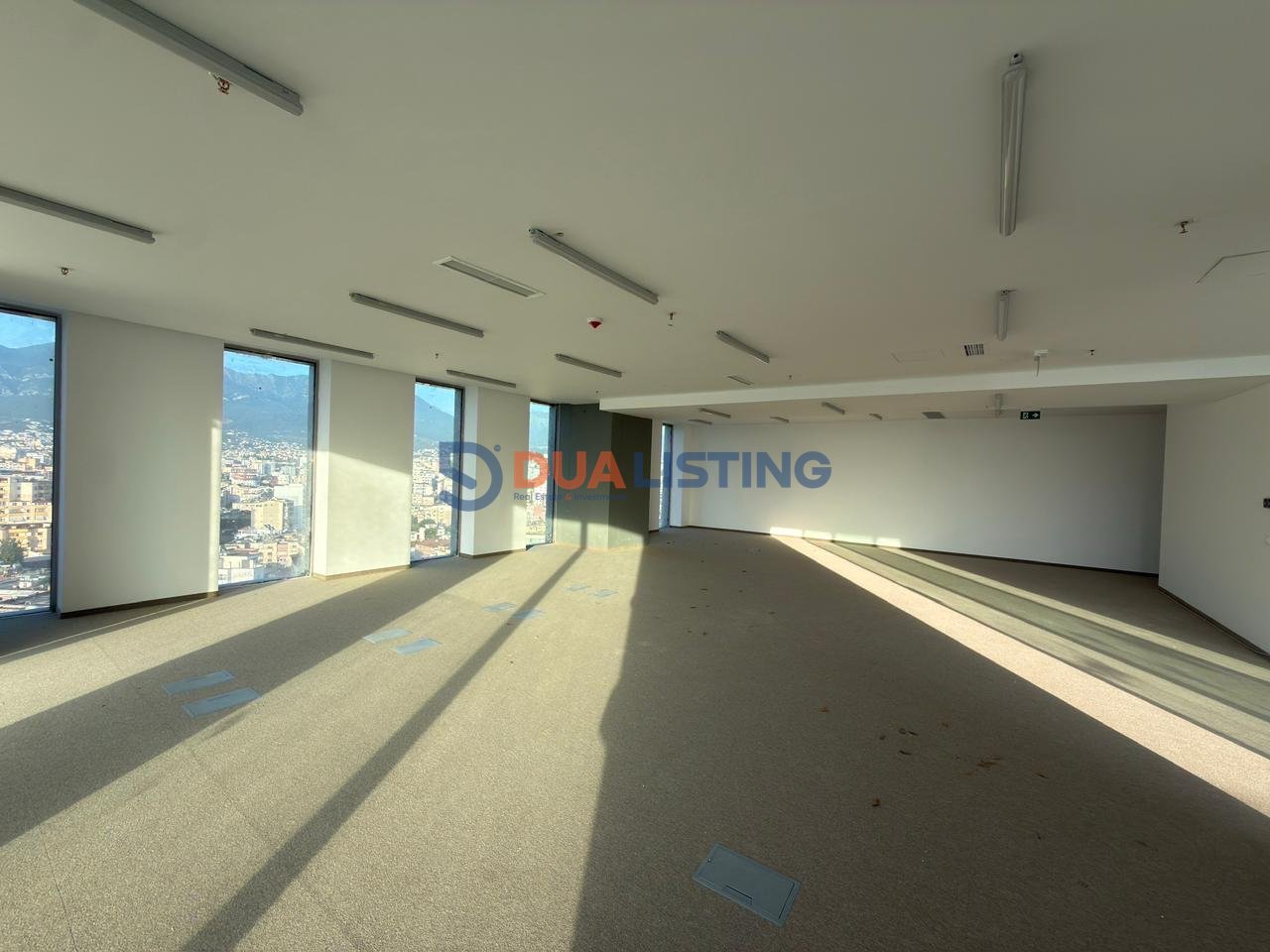 Jepet me Qira Ambient Open Space për Zyra – Downtown One