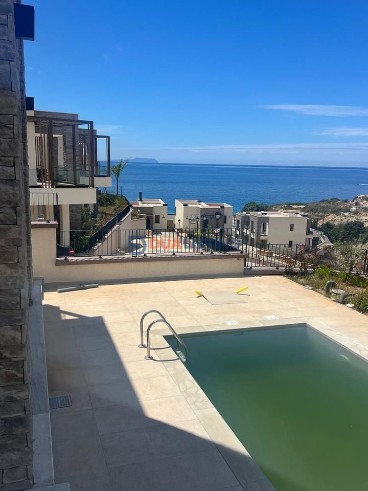 Individual villa with swimming pool for sale, in Drimadhë.