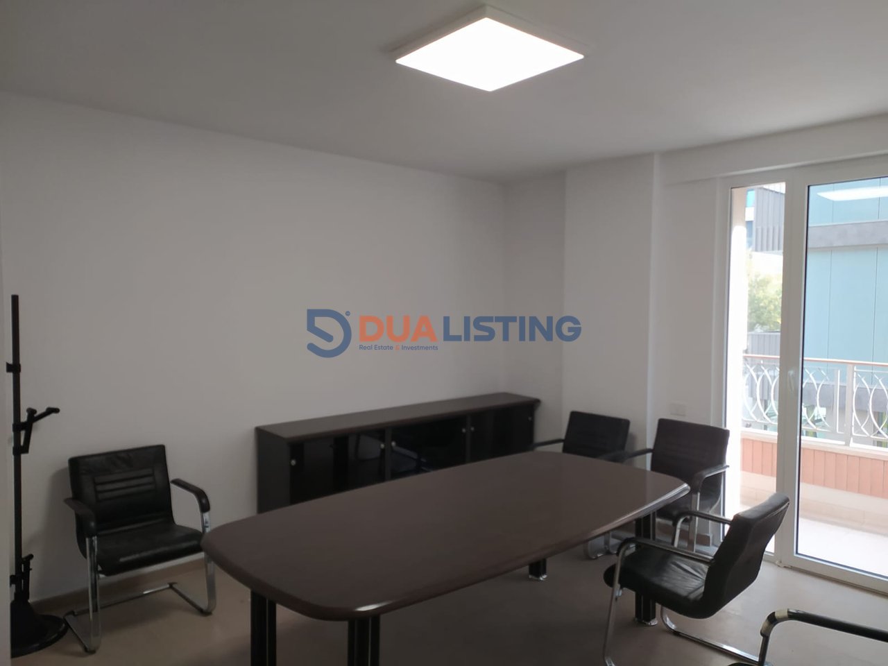 Jepet me qira ambient zyre, pranë TVSH !