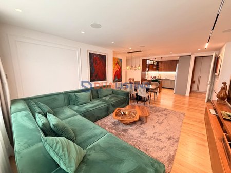 Vendesi 3+1+2 vicino allo Stadio Air Albania – Investimento Moderno ed Elitario!