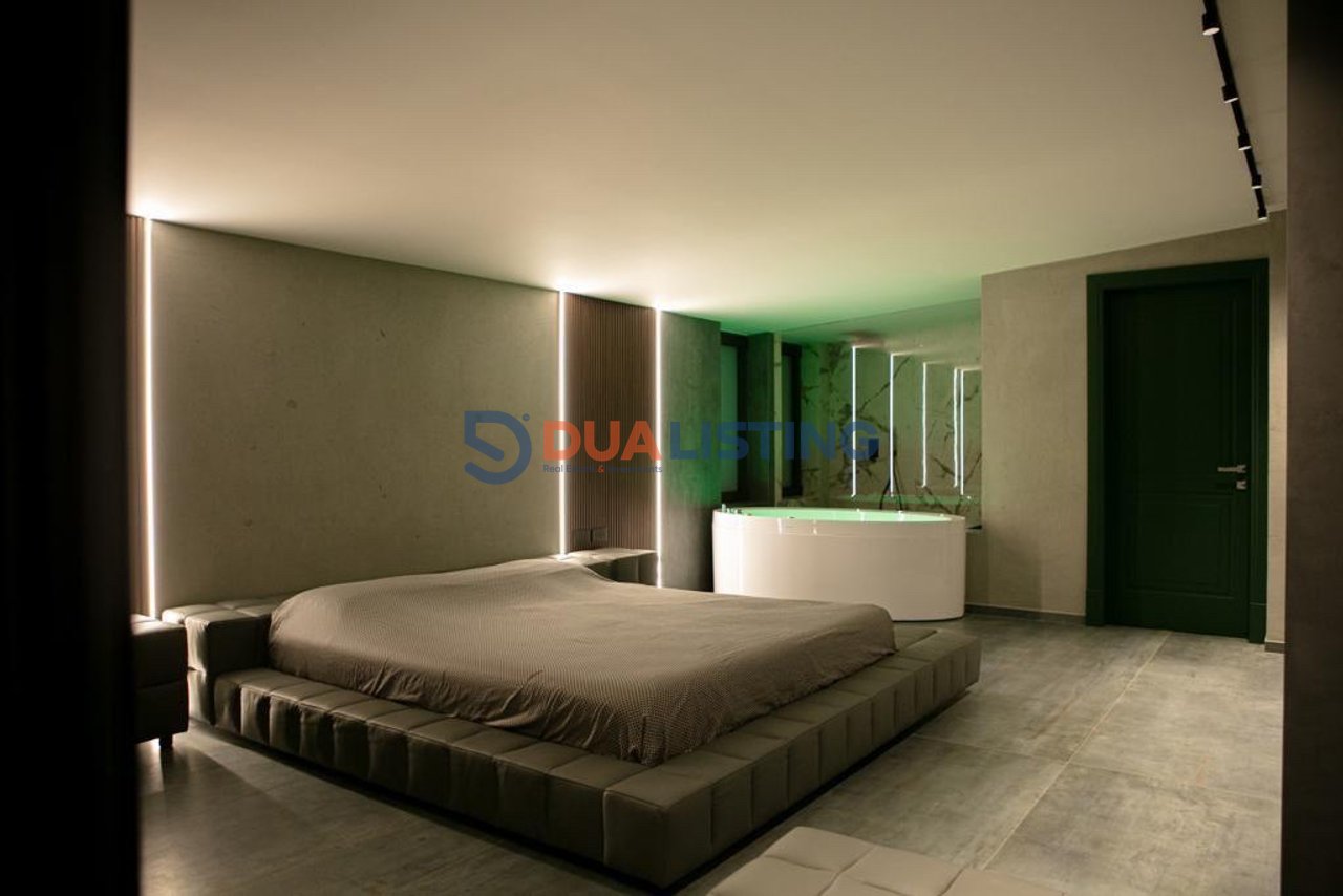 LUXURIOUS PENTHOUSE FOR SALE – DRY LAKE