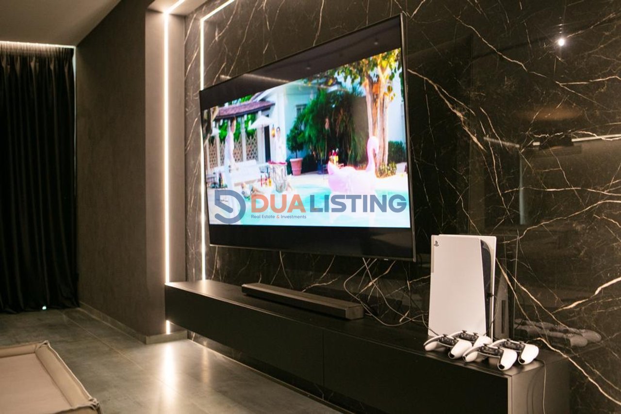 LUXURIOUS PENTHOUSE FOR SALE – DRY LAKE