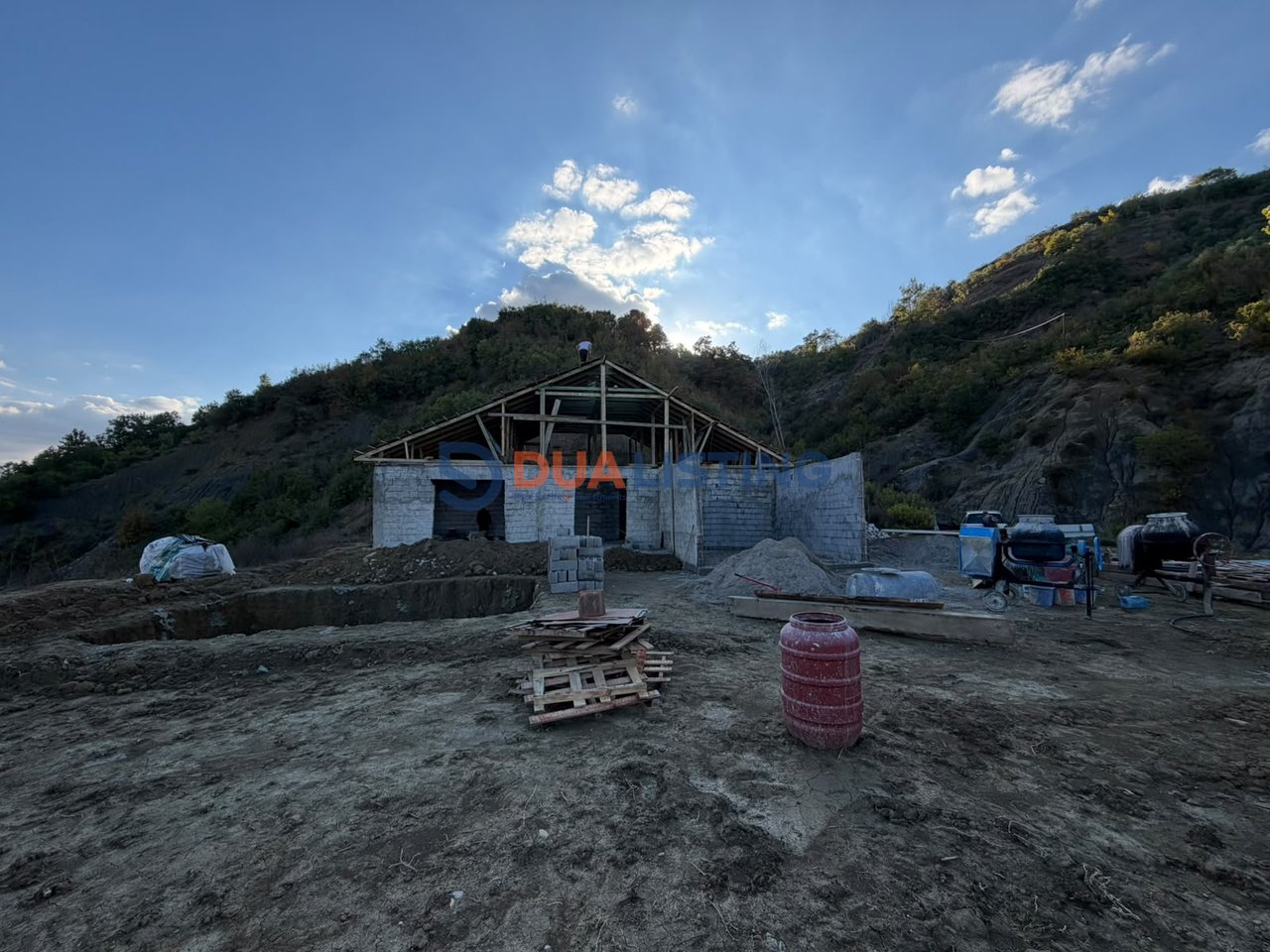VILË ME PISHINË NË SHITJE! 🏡🔥
📍 PEZË – SHESH