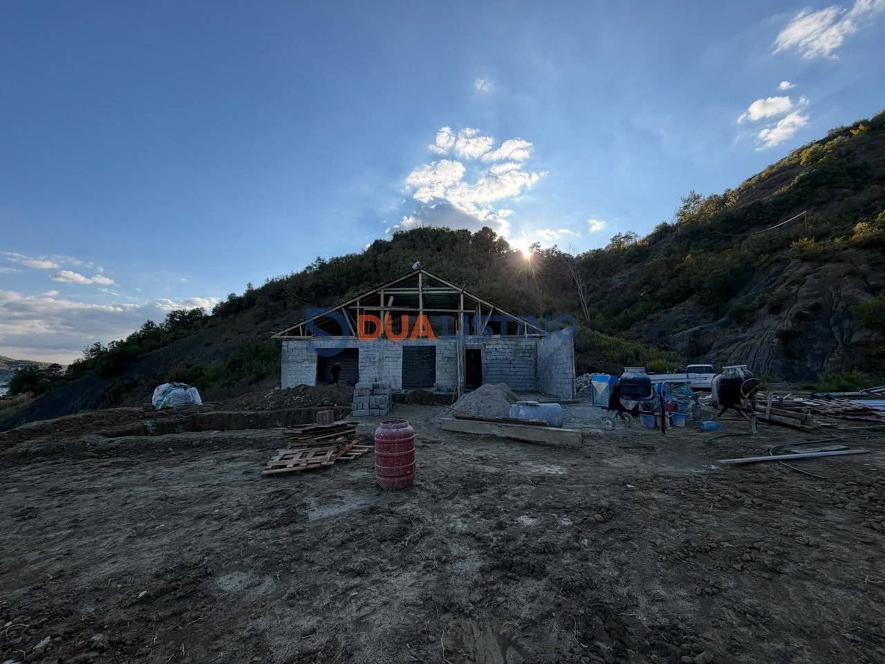 VILË ME PISHINË NË SHITJE! 🏡🔥
📍 PEZË – SHESH