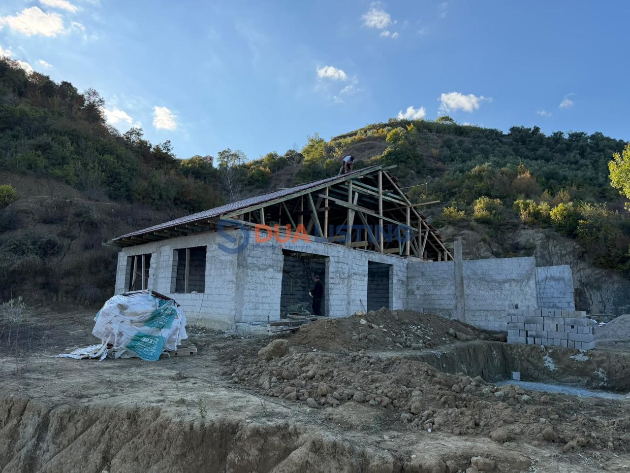 VILË ME PISHINË NË SHITJE! 🏡🔥
📍 PEZË – SHESH