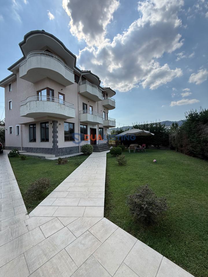 🏡 QERA | APARTAMENT 2+1 + 🅿️ PARKIM
📍 Liqeni Artificial – Pranë Shkollës Wilson