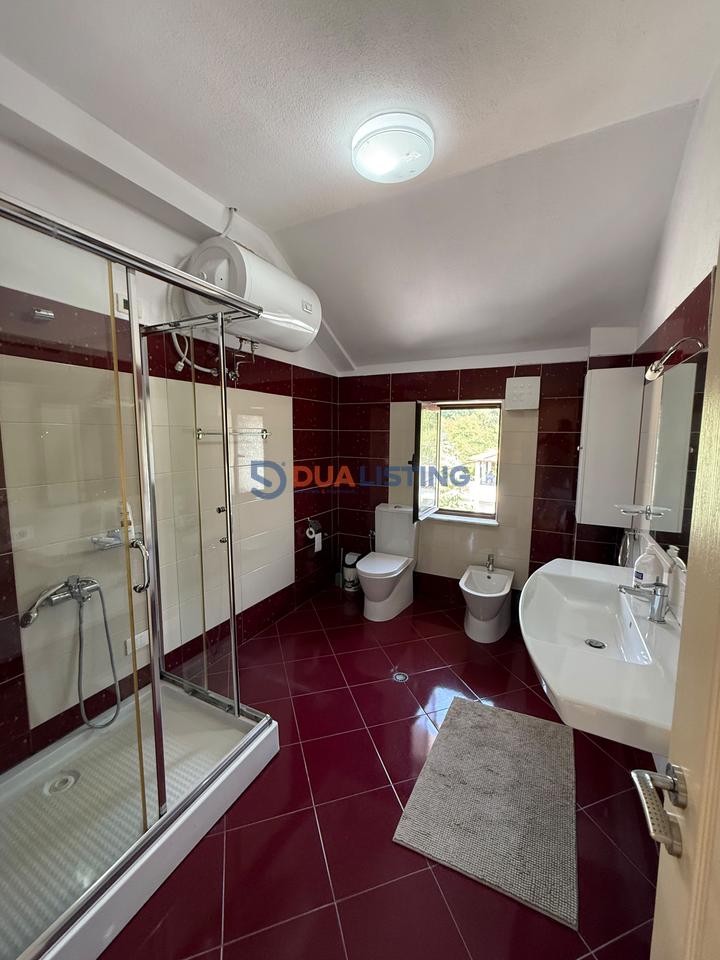 🏡 QERA | APARTAMENT 2+1 + 🅿️ PARKIM
📍 Liqeni Artificial – Pranë Shkollës Wilson