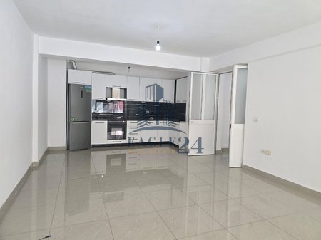 Locale in affitto 3+1, Kthesa e Kamzes, vicino ai Palazzi di Melajzjan, adatto per diverse attività commerciali, Tirana!