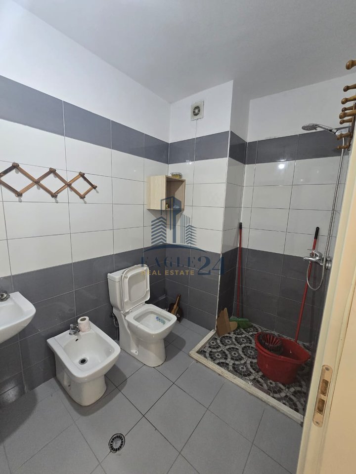Ambient me Qira 3+1 , Kthesa e Kamzes, tek Pallatet e Melajzjanit, I Përshtatshëm për Biznese të Ndryshme, Tirane !
