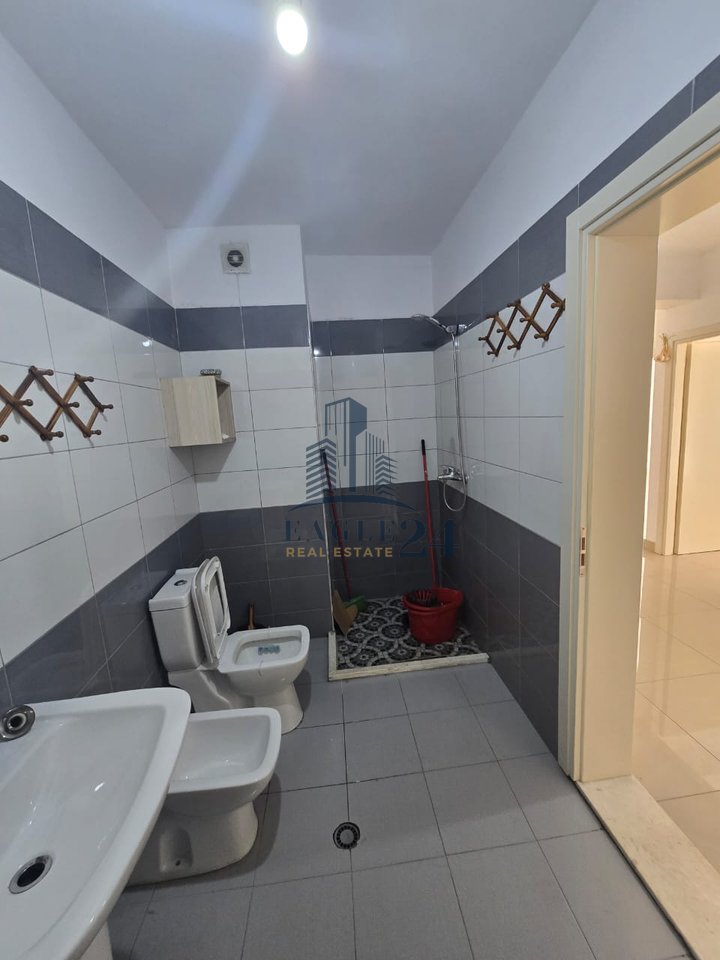 Ambient me Qira 3+1 , Kthesa e Kamzes, tek Pallatet e Melajzjanit, I Përshtatshëm për Biznese të Ndryshme, Tirane !