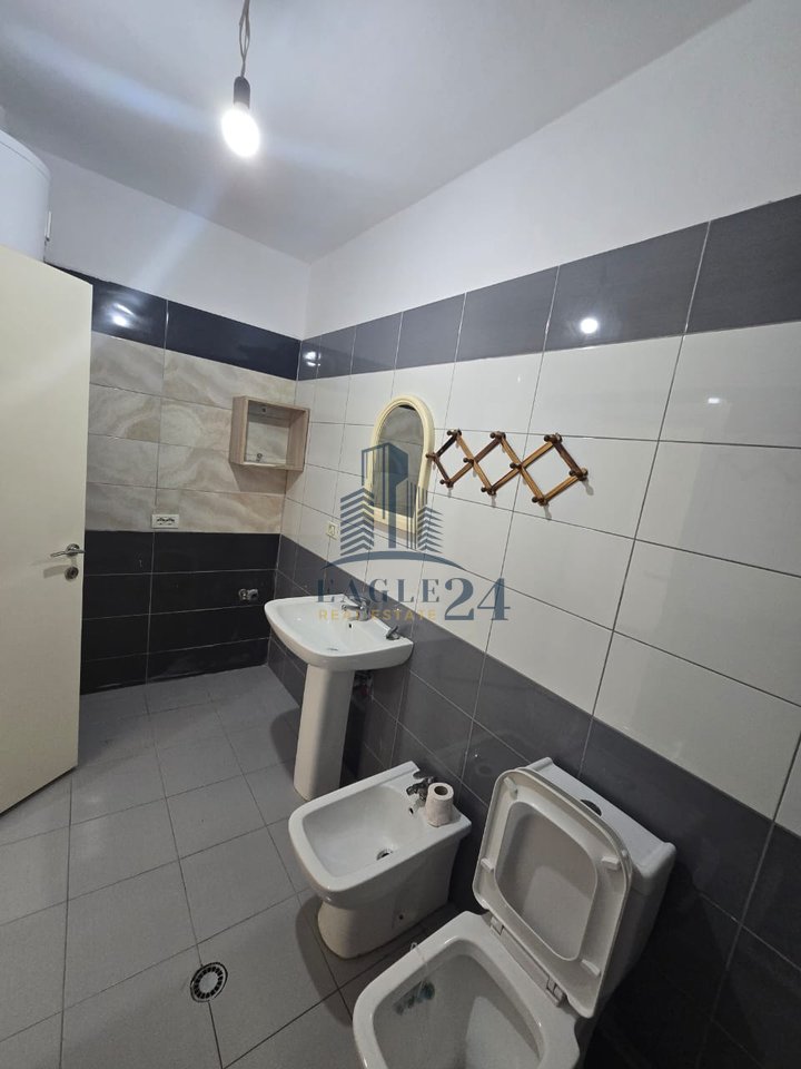 Ambient me Qira 3+1 , Kthesa e Kamzes, tek Pallatet e Melajzjanit, I Përshtatshëm për Biznese të Ndryshme, Tirane !
