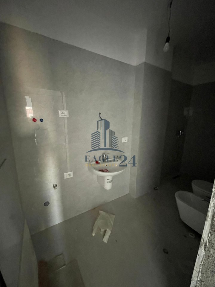 Shitet apartament 2+1 në kompleksin “Aura” Laprakë, 168,000 € i diskutueshëm!