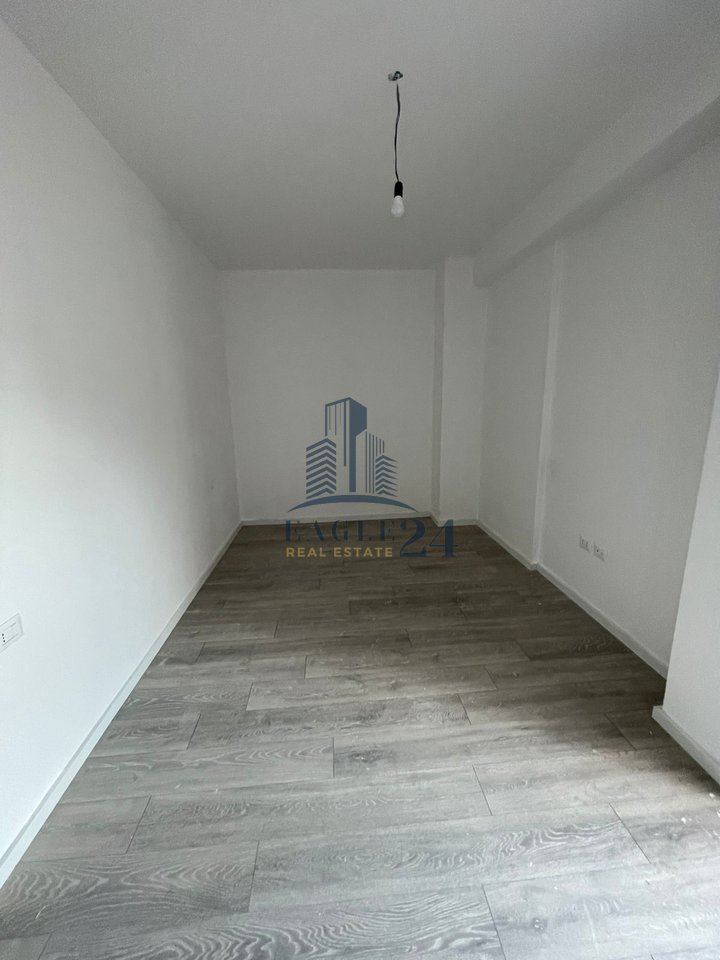 Shitet apartament 2+1 në kompleksin “Aura” Laprakë, 168,000 € i diskutueshëm!