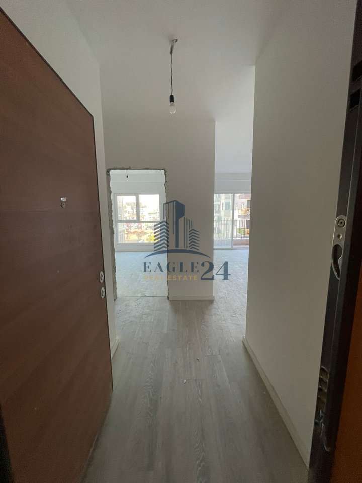 Shitet apartament 2+1 në kompleksin “Aura” Laprakë, 168,000 € i diskutueshëm!