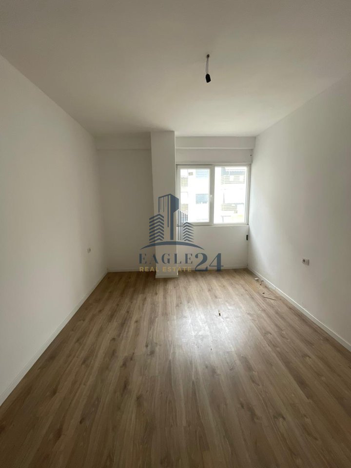 Shitet Apartament  2+1+2 – Kompleksi E88 Laprakë