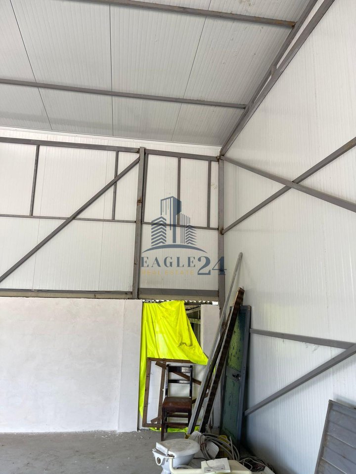 Si affitta capannone di 240m2 a Kamez.