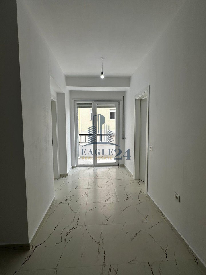 Jepet apartament 2+1 bosh me qera ! Donika Center !