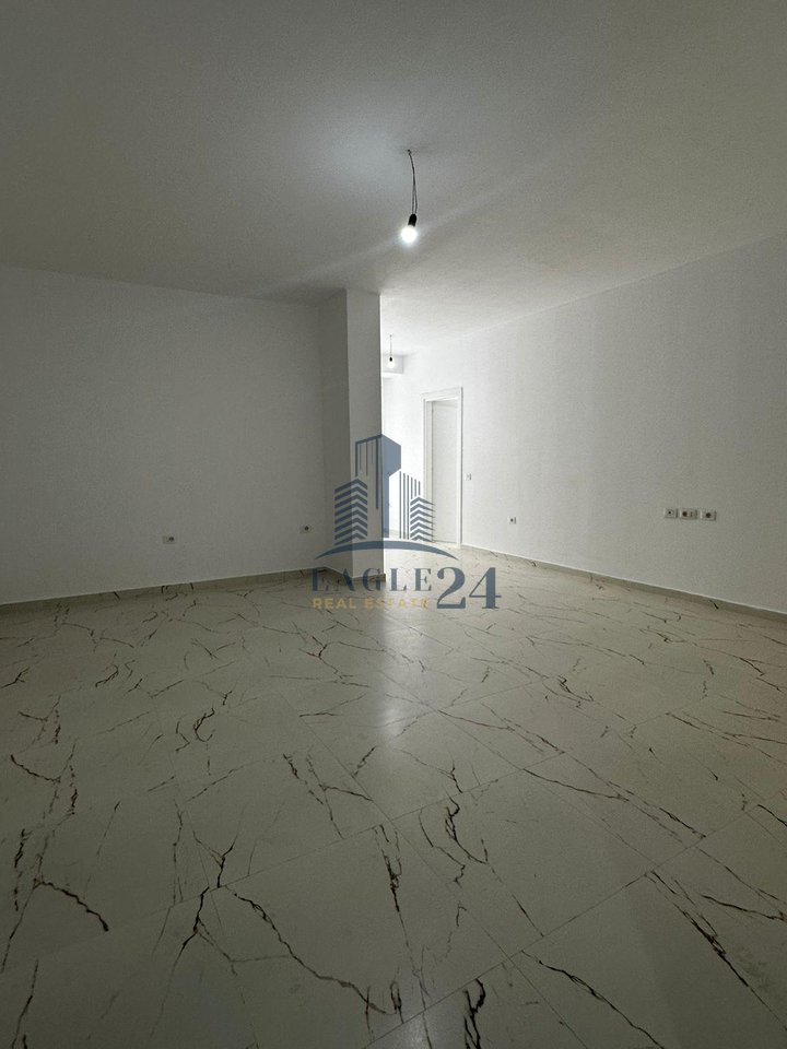 Jepet apartament 2+1 bosh me qera ! Donika Center !