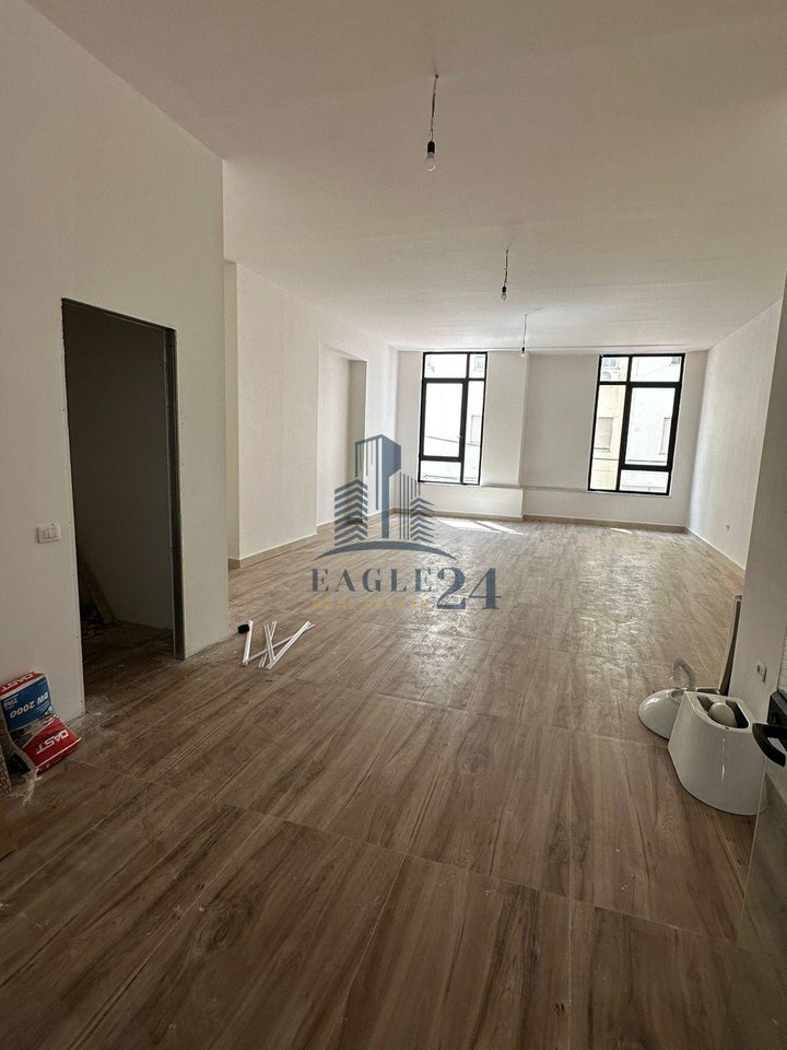 Locale Commerciale in Affitto a Mine Peza, Donika Center!