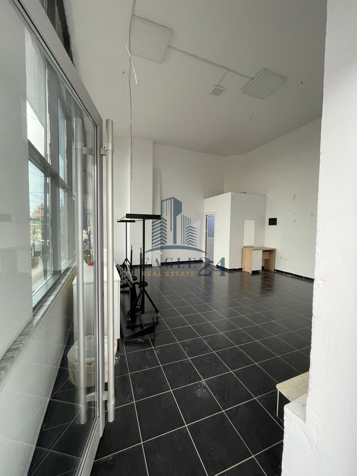 Commercial space for rent in the center of Kamez.