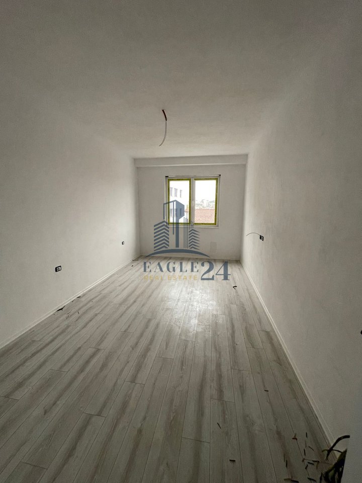 Shitet Apartament 1+1 tek Residenca "White Power"