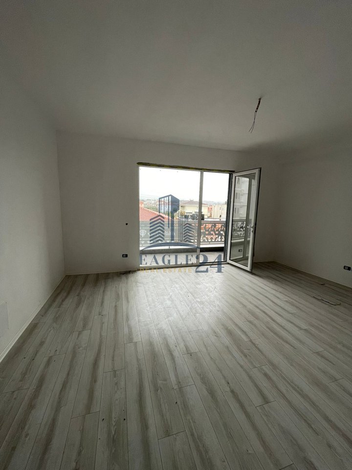 Shitet Apartament 1+1 tek Residenca "White Power"