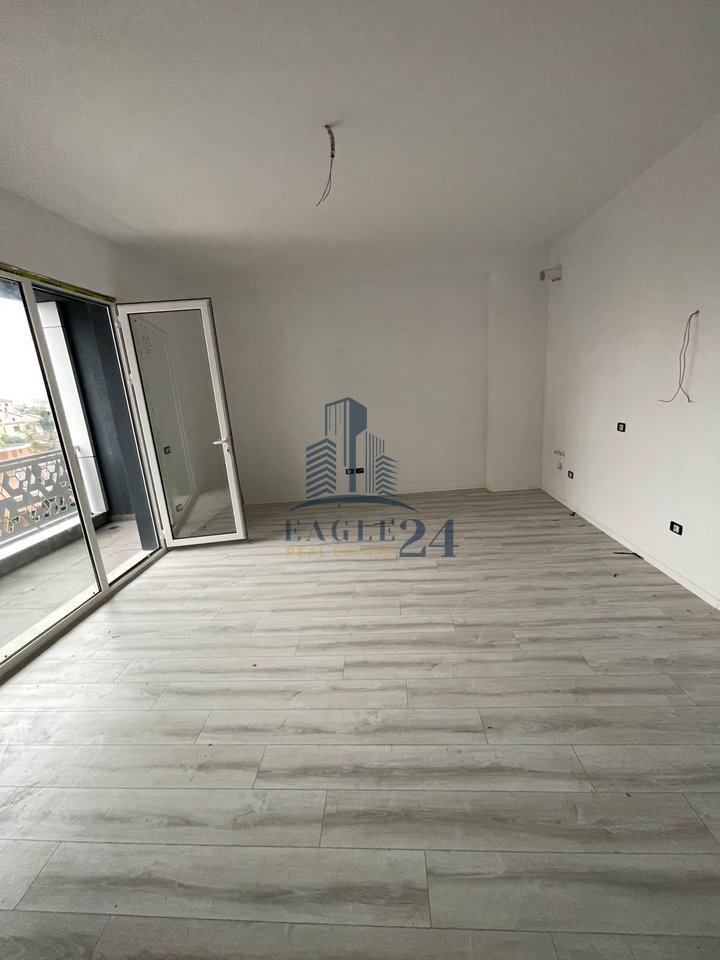 Shitet Apartament 1+1 tek Residenca "White Power"