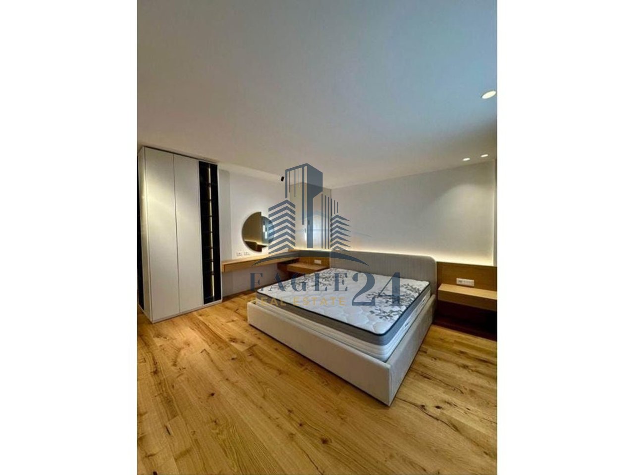 Shitet, Penthouse 3+1+3+2 Poste Parkimi, Liqeni i Thate, Tirane.
