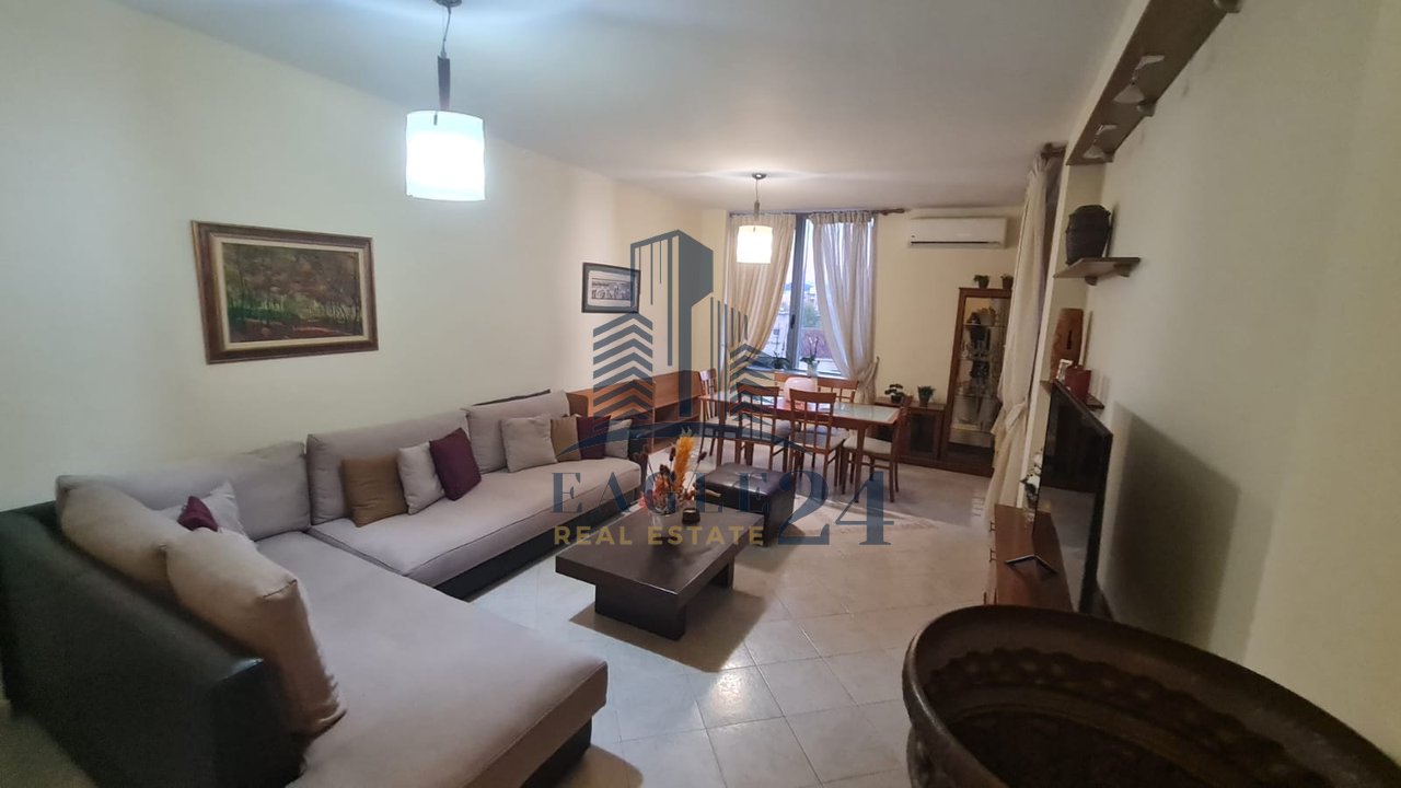 For rent 2+1+2 on the 4th floor with elevator in the Center, opposite the Parliament. Price 850 euros/month.