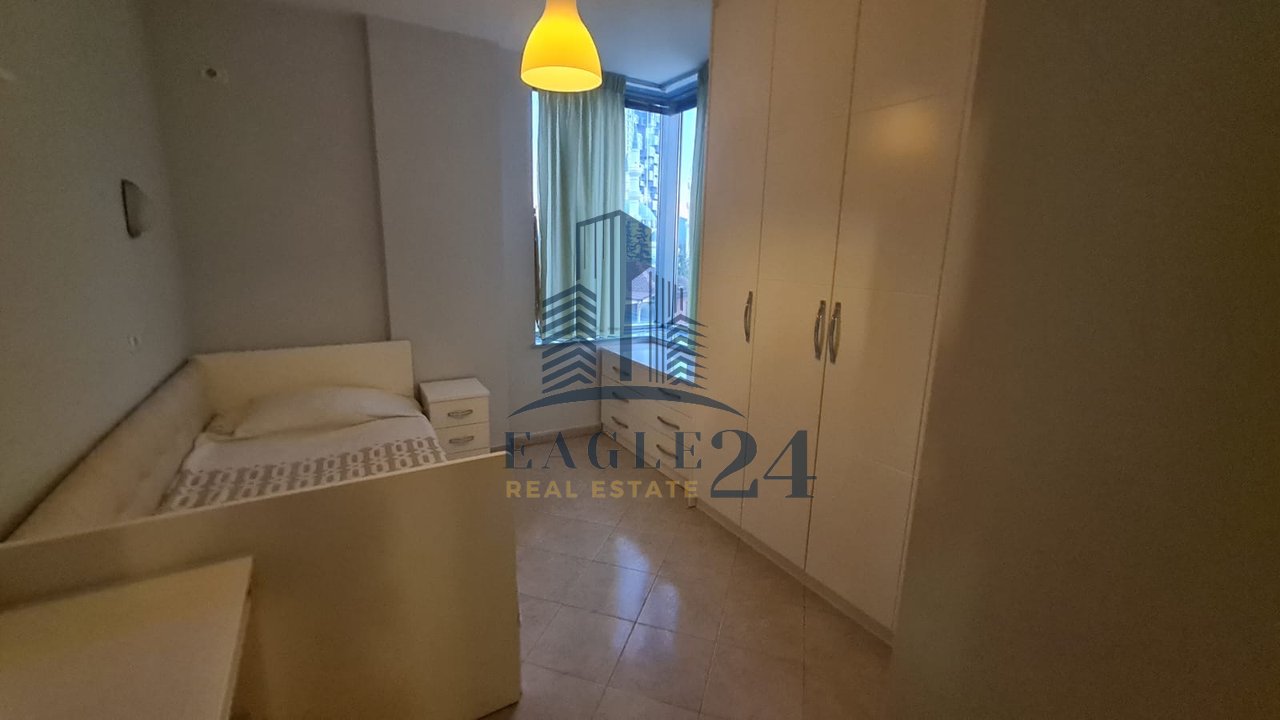 For rent 2+1+2 on the 4th floor with elevator in the Center, opposite the Parliament. Price 850 euros/month.