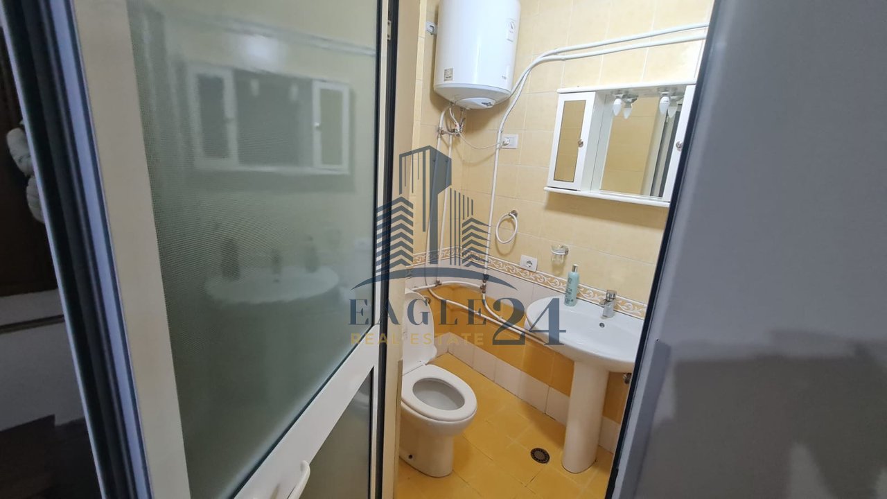 For rent 2+1+2 on the 4th floor with elevator in the Center, opposite the Parliament. Price 850 euros/month.