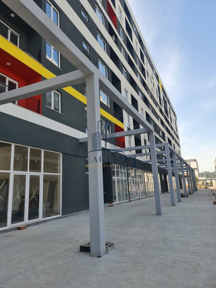 Shitet Njësi Biznesi tek Univers City, 50.04 m2 + 39.06m2 Verandë. 139150€