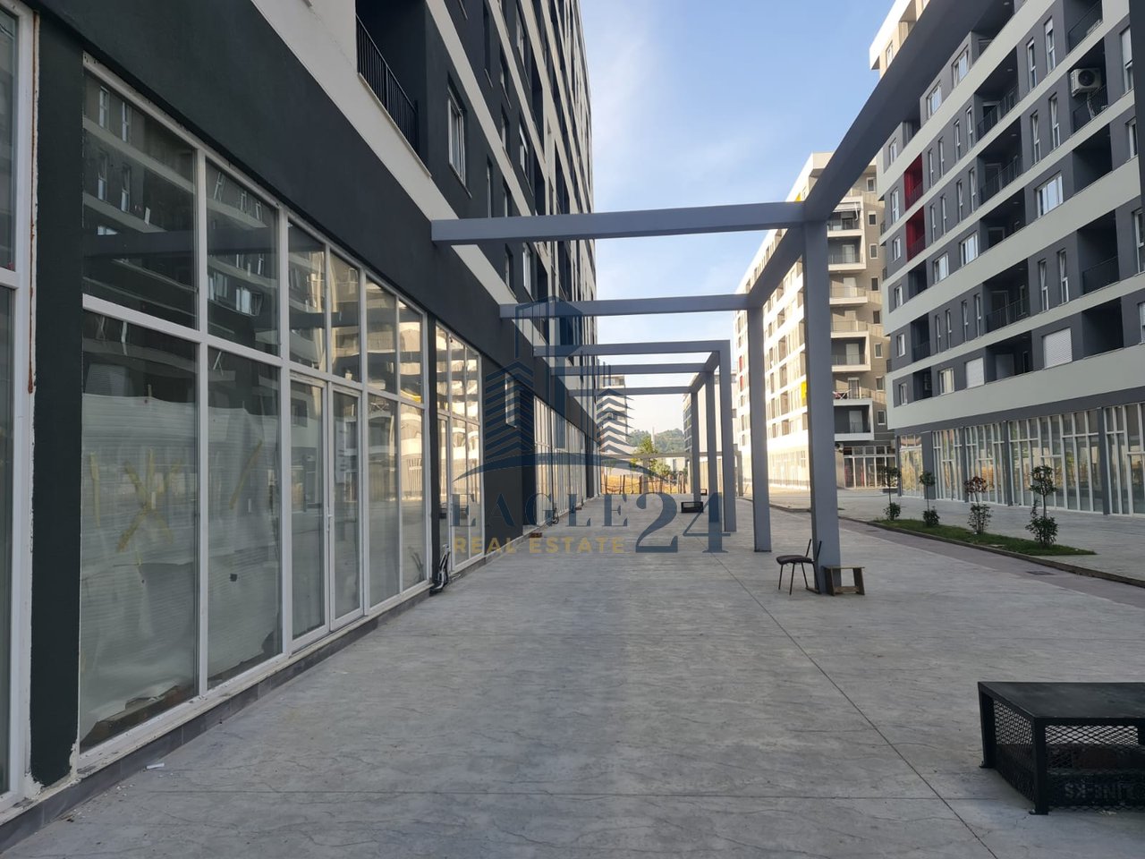 Shitet Njësi Biznesi tek Univers City, 70.04 m2 + 30.96 m2 Verandë. 171050€