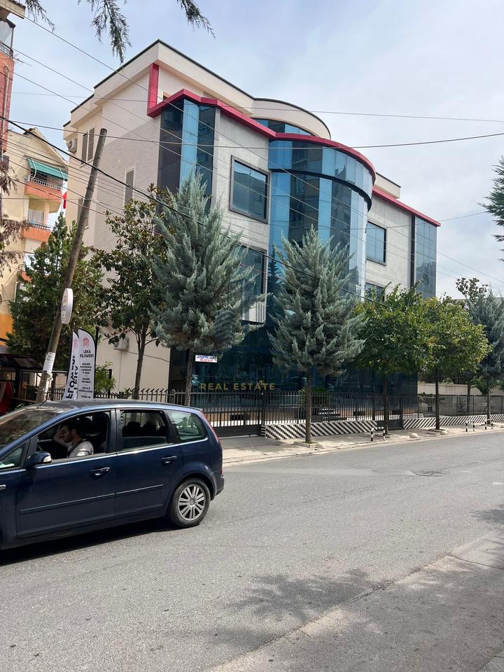 Luxury/business building for rent – Laprakë, Tirana!