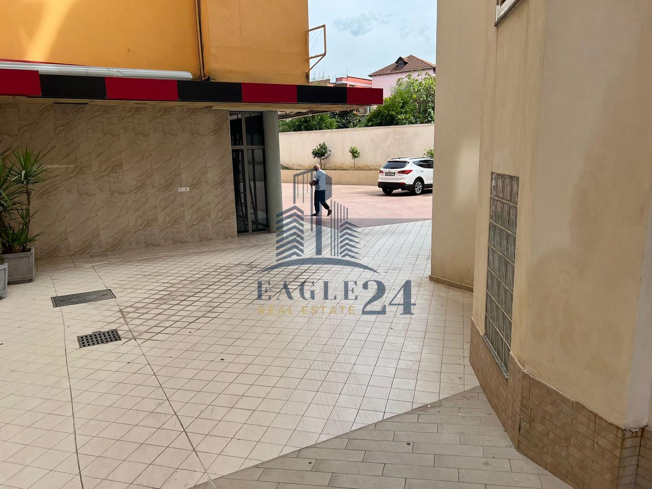 Luxury/business building for rent – Laprakë, Tirana!