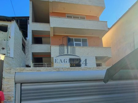 Villa Nuova in Vendita a Vilat Gjermane, Tirana - 750 €/m² | 521 m²
4 ingressi separati + Garage 50 m²