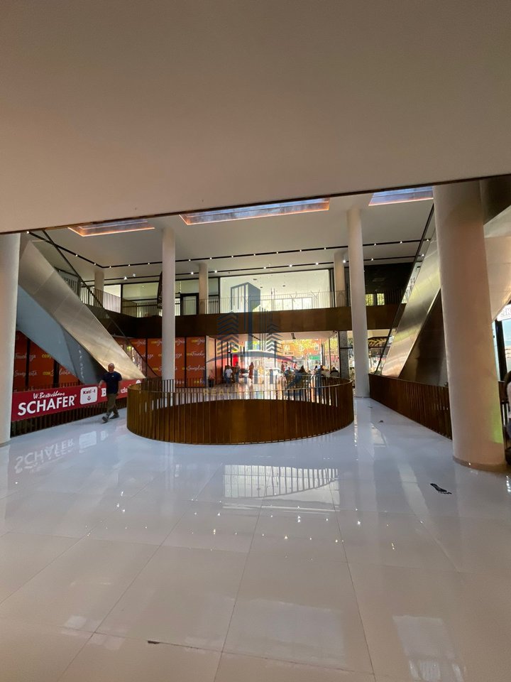 Locale commerciale in affitto: Garden Building