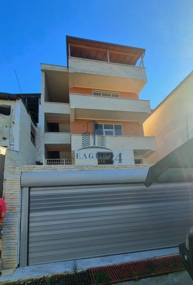 Villa Nuova in Vendita a Vilat Gjermane, Tirana - 750 €/m² | 521 m²
4 ingressi separati + Garage 50 m²