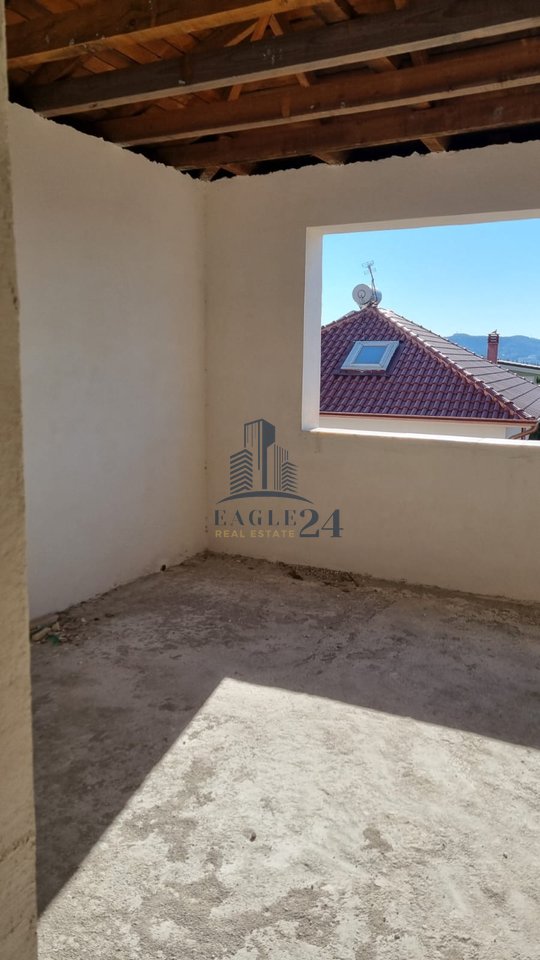 Villa Nuova in Vendita a Vilat Gjermane, Tirana - 750 €/m² | 521 m²
4 ingressi separati + Garage 50 m²