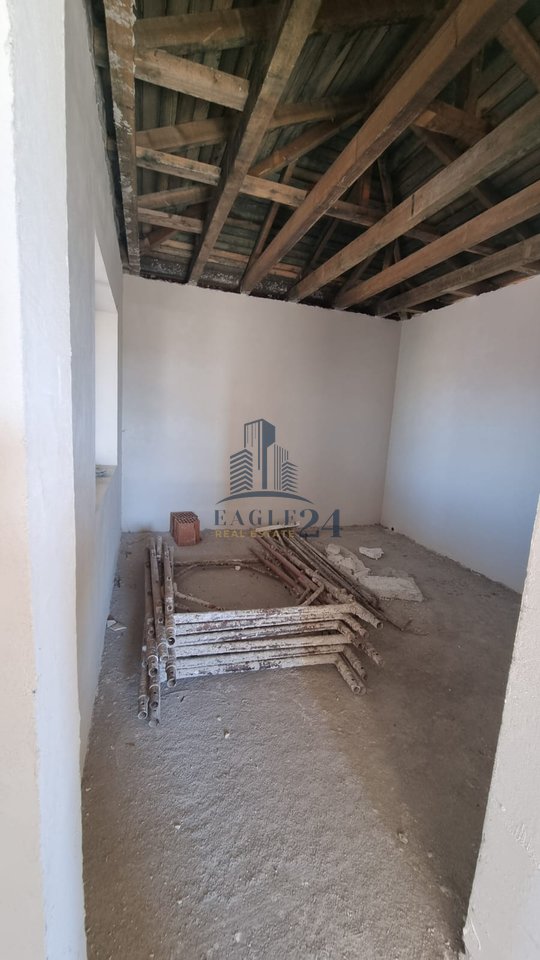 Villa Nuova in Vendita a Vilat Gjermane, Tirana - 750 €/m² | 521 m²
4 ingressi separati + Garage 50 m²