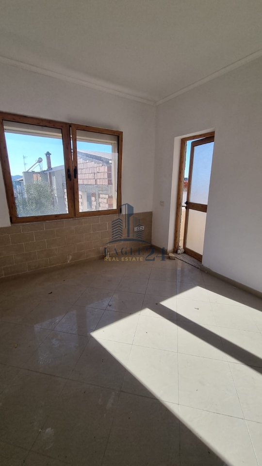 Villa Nuova in Vendita a Vilat Gjermane, Tirana - 750 €/m² | 521 m²
4 ingressi separati + Garage 50 m²